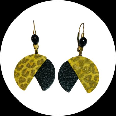 boucles d'oreilles - PENERA- en cuir léopard jaune irisé et noir grainé - dormeuses -cabochon-PhotoRoom