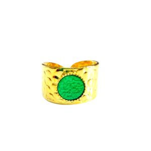 Bague martelée- LARGE- avec cuir vert gazon irisé-