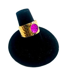 Bague martelée- LARGE- avec rose fuchsia brillant-