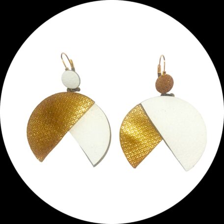 boucles d'oreilles - MAXI PENERA- en blanc et or print losange support dormeuses --PhotoRoom