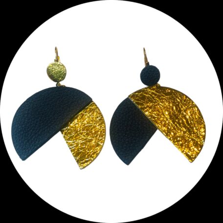 boucles d'oreilles - MAXI PENERA- en cuir bleu nuit et or froissé- support dormeuses --