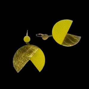 boucles d'oreilles - MAXI PENERA- en cuir jaune citron et or froissé- support dormeuses --