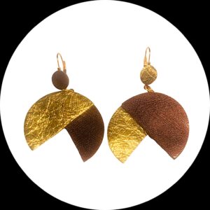 boucles d'oreilles - MAXI PENERA- en cuir marron glacé verni et or froissé support dormeuses --