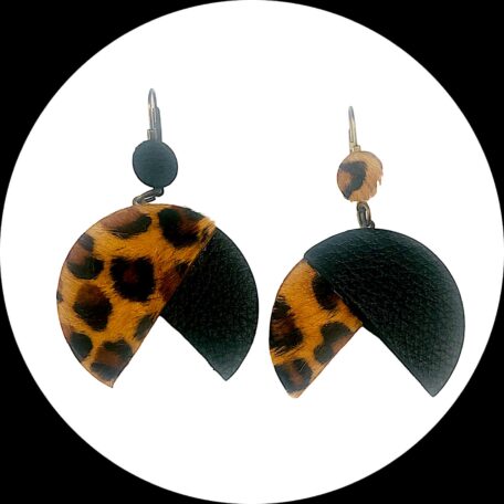 boucles d'oreilles - MAXI PENERA- en cuir noir et poils de léopard support dormeuses --