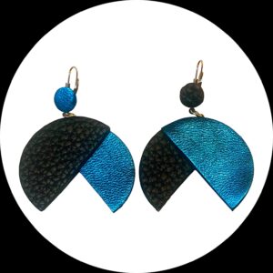 boucles d'oreilles - MAXI PENERA- en cuir noir grainé et bleu caraibe- support dormeuses --