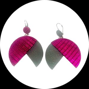 boucles d'oreilles - MAXI PENERA- en cuir rose fuchsia métalisé et gris souris support dormeuses --