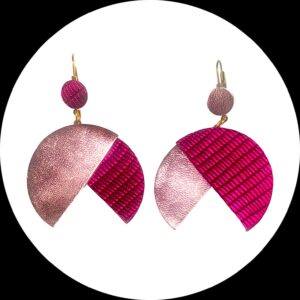 boucles d'oreilles - MAXI PENERA- en cuir rose fuchsia métalisé et rose poudré irisé support dormeuses --