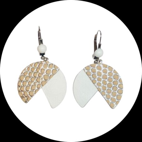 boucles d'oreilles - PENERA- en cuir blanc mat et nid d'abeille chair contour argent- dormeuses -cabochon 4-